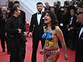Žena protestovala na filmovém festivalu v Cannes proti znásilňování na...