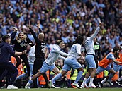 Hráči Manchesteru City slaví zisk titulu po obratu v zápase proti týmu Aston...