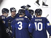 Finští hokejisté slaví gól Niklase Frimana v duelu s Velkou Británií.