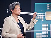 Lisa Su z AMD ukazuje nový čip řady Ryzen 7000
