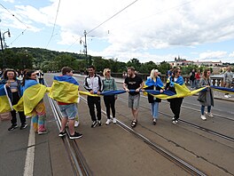 Lidé vyvsili na praském most Legií vlajky Ukrajiny a EU jako vyjádení...