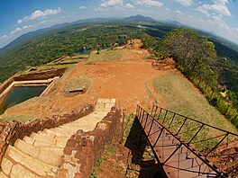 Na vrcholku Sigiriya kdysi bydleli buddhistití poustevníci, ale vznik Lví...