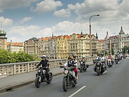 Gentlemeni na motocyklech budí kadý rok v Praze pozornost.