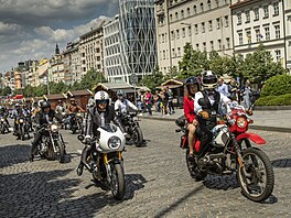 Gentlemani na motocyklech budí kadý rok v Praze pozornost.