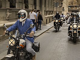 Gentlemani na motocyklech budí kadý rok v Praze pozornost.