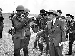 Prezident Edvard Bene� na inspekci vojenských posádek v pohrani�í v roce 1938....