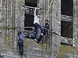 Francouzský provazochodec Nathan Paulin doel a do zvonice opatství Mont...