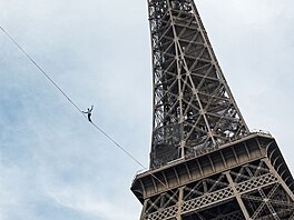 Francouzský provazochodec Nathan Paulin na charitativní akci u Eiffelovy ve....