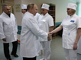 Ruský prezident Vladimir Putin v doprovodu ruského ministra obrany Sergeje...