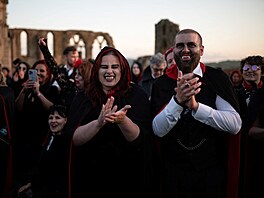 erné káp a ostré piáky  v severoanglickém Whitby se ve tvrtek veer seel...