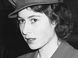 Královna Albta II. jet coby princezna (Londýn, 31. ledna 1944)