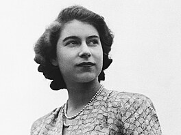 Královna Albta II. jet coby princezna (Windsor, 26. srpna 1946)