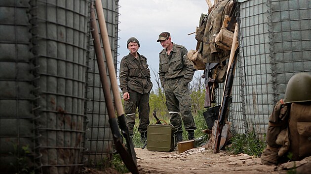 Ruské jednotky si nedaleko dobytého Svitlodarsku prohlíejí bývalé pozice...