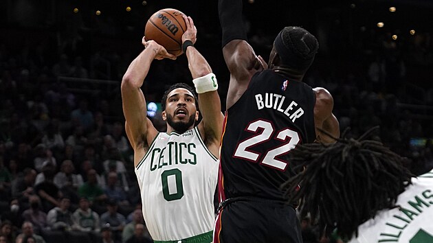 Jayson Tatum z Bostonu stl pes blokujcho Jimmyho Butlera z Miami.