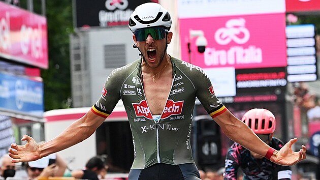 Belgian Dries De Bondt z tmu Alpecin-Fenix oslavuje triumf v osmnct etap Gira.
