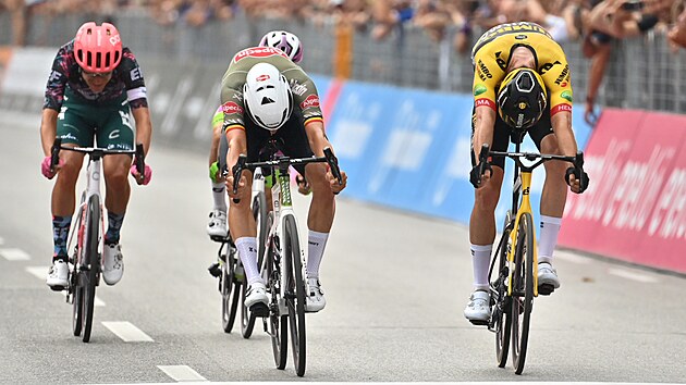 Belgian Dries De Bondt (uprosted) z tmu Alpecin-Fenix si jede pro triumf v osmnct etap Gira.