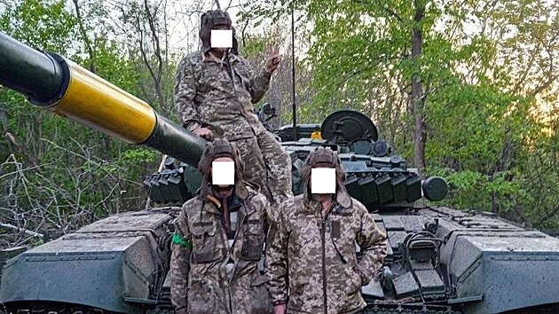 Ukrajinští tankisté se strojem T-72, který byl před odesláním do boje mírně upraven. Na věži i korbě vidíme zejména dynamické pancéřování, pozorovací a zaměřovací přístroje však jsou původní. Fotografie byla upravena, aby nebylo možné poznat osoby ani místo.