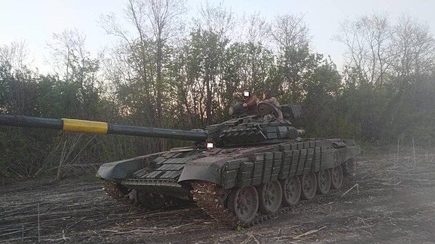 Tank T-72 má tříčlennou osádku, vpředu v korbě sedí řidič, ve věži pak střelec a velitel. I tento tank T-72 byl dodán z České republiky a je součástí ukrajinských tankových jednotek, které bojují o osvobození významného jihoukrajinského města Cherson. Podle zpráv přímo z fronty jsou tankisté s našimi bývalými stroji nasazováni velice intenzivně. V současné době potřebují podle vlastních slov zejména malé průzkumné drony, jejichž ztráty jsou značné a které jim umožňují lépe koordinovat obranu. Fotografie byla upravena, aby nebylo možné poznat osoby ani místo.