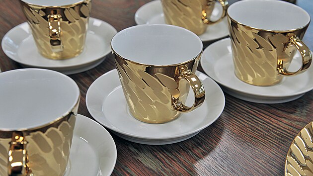 Karlovarsk vtvarnice Lenka Srov Malsk navrhla uniktn dekor pro dv soupravy porcelnu. Zlat barva pedstavuje slunce, modr vodu. Vtek z prodeje v aukci pjde na charitu.