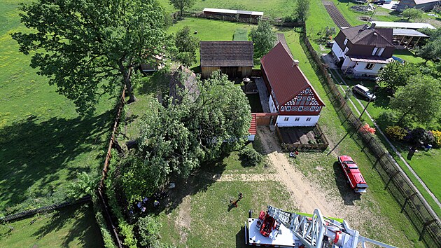 Letit dub vyvrcen boukou pokodil statek v Milkov.