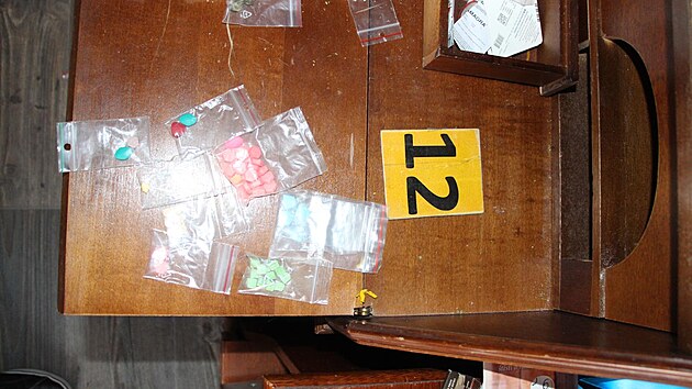 Policisté zadrželi v Praze 9 dva muže, kteří v okolí prodávali zejména pervitin.