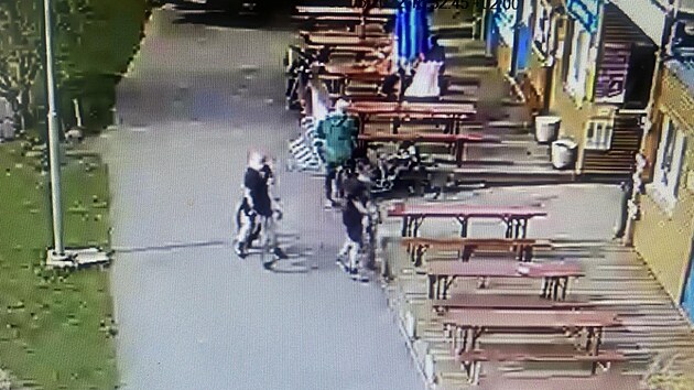Policist vyetuj ppad na cyklostezce Vltavsk a hledaj svdky na fotografii.