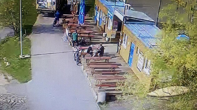 Policist vyetuj ppad na cyklostezce Vltavsk a hledaj svdky na fotografii.
