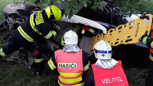 Hasiči po vážné nehodě dvou vozů na Českolipsku vyprošťovali řidiče z auta. (28. května 2022)