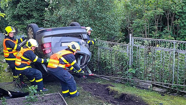 Řidič skončil s autem na střeše na zahradě rodinného domu v obci Pražmo. (29. května 2022)