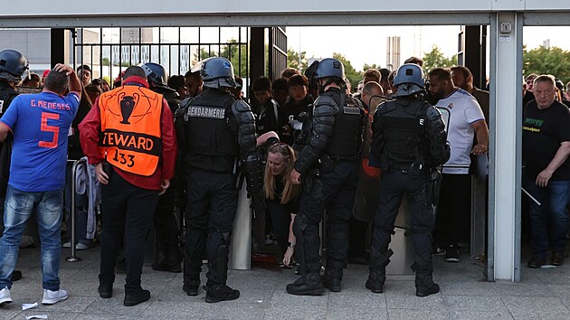 Policie a pořadatelská služba u jednoho ze vstupů na stadion Stade de France v Paříži před finále Ligy mistrů mezi Liverpoolem a Realem Madrid. (28. května 2022)