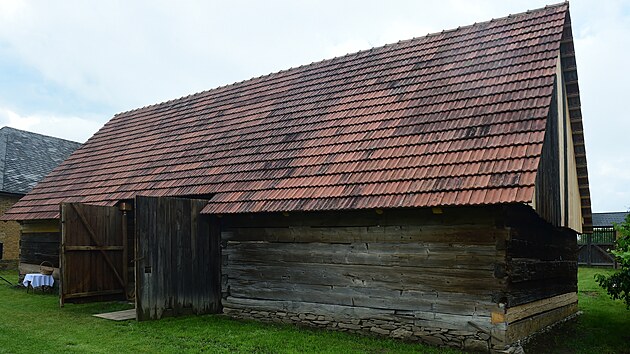 Hanácké muzeum v přírodě Příkazy zpřístupnilo téměř 500 let starou roubenou stodolu, kterou odborníci objevili ve Skaličce u Hranic. Ta je jednou z nejstarších dřevěných staveb v zemi.