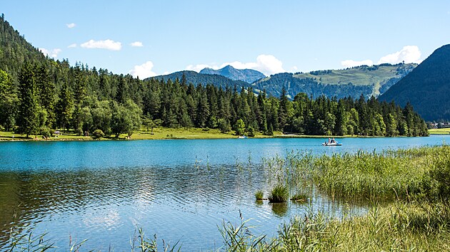 V Pillersee u se koupat d. A nejen to. Je to malebn jezrko pln pstruh ve vce 831 m. n. m. Mete si pjit loku a brzdit jeho ti sta padest metr ky a estnct set metr dlky.