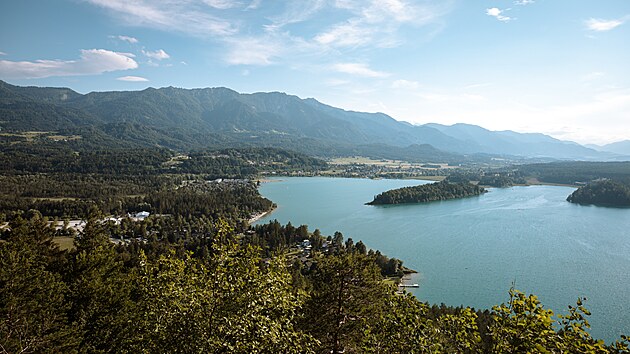 Msteko Millstatt, jeho jmno nese i jezero, se nachz zhruba v polovin jeho dlky.