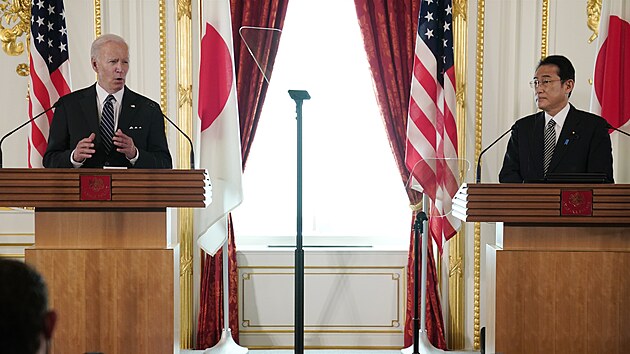 Prezident Joe Biden hovoří během tiskové konference s japonským premiérem Fumiem Kišidou v Tokiu. (23. května 2022)