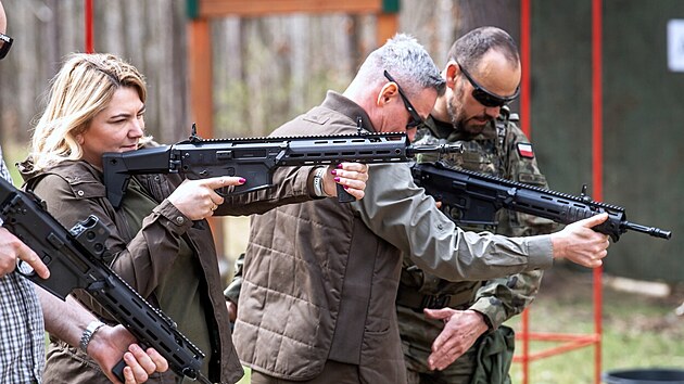 Civilisté absolvují výuku ve střeleckém výcvikovém středisku v polské Plaskoszi. (27. dubna 2022)