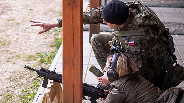 Civilisté absolvují výuku ve střeleckém výcvikovém středisku v polské Plaskoszi. (27. dubna 2022)
