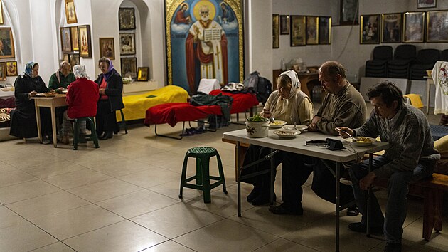Vysdlen lid jed v suternu ukrajinskho pravoslavnho kostela v Charkov. (21. kvtna 2022)