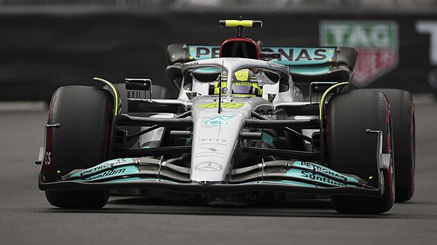 Lewis Hamilton v Mercedesu bhem kvalifikace Velk ceny Monaka.