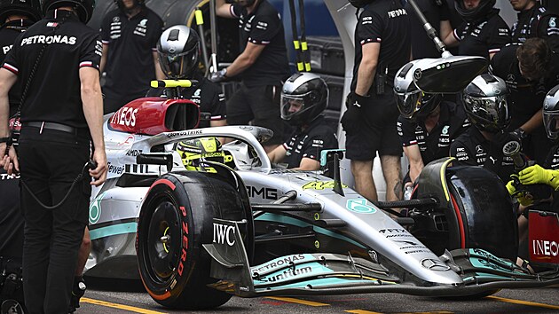 Brit Lewis Hamilton bhem zastvky v boxech pi kvalifikaci Velk ceny Monaka.