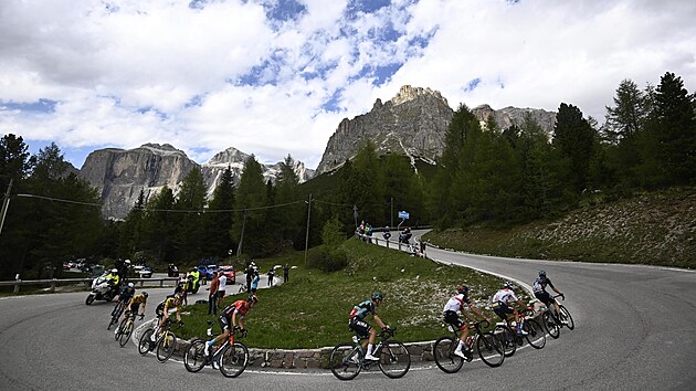 Cyklist� stoupaj� zat��kou b�hem dvac�t� etapy Gira.