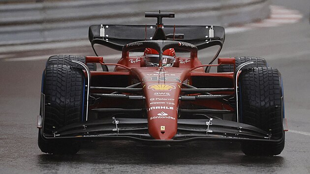 Domc jezdec Charles Leclerc ve Ferrari bhem zavdcho kola Velk ceny Monaka.