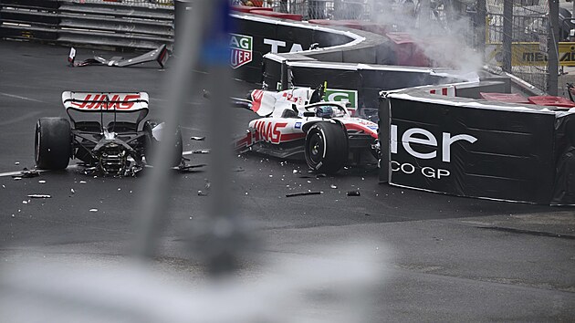 Vz Micka Schumachera skonil po nehod na dva kousky.