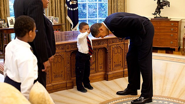 Ikonick fotografie z roku 2009, na kter se mal Jacob dotk vlas Baracka Obamy.