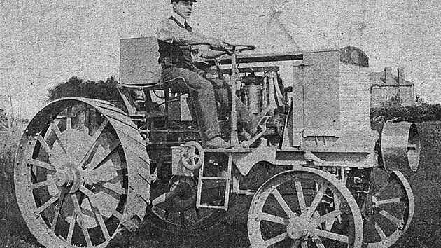 Traktor vyrobený před první světovou válkou strojírenskou dílnou Antonína Dobrého v Mladé Boleslavi