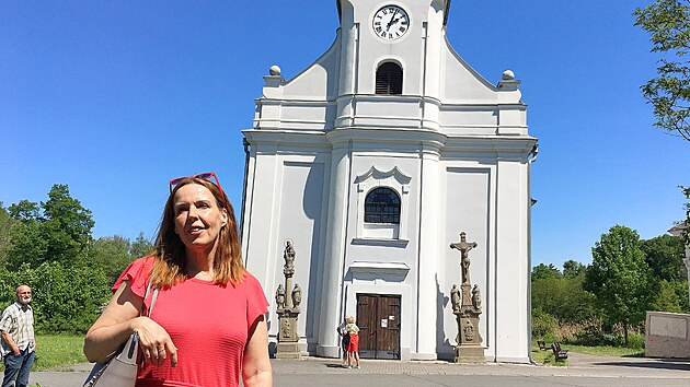 Spisovatelka Karin Lednick stoj ped svm kostelem.
