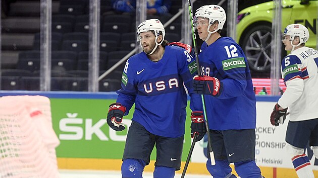 Americk duo z Minnesoty, Ryan Hartman (38), a Matthew Boldy (12) se raduj ze vstelen branky.