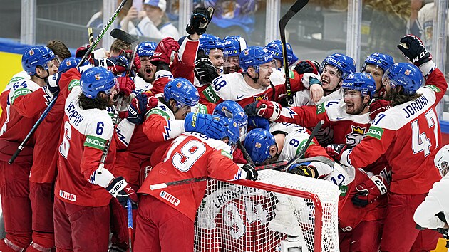 Čeští hokejisté bouřlivě slaví zisk bronzových medailí.