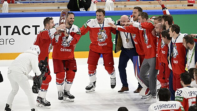 Bronzov esk hokejov tm. Plaketu pivej tonci Roman ervenka (vlevo) a David Krej.