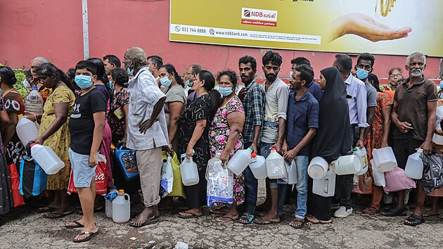 Srí Lanka se hroutí. Benzin není, ceny násobně rostou. Zemi opouštějí i Češi