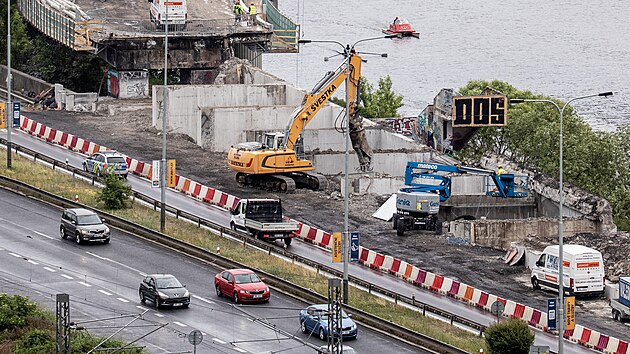 Rekonstrukce Barrandovskho mostu v Praze.  Bourn njezdu od Strakonick. (24. kvtna 2022)